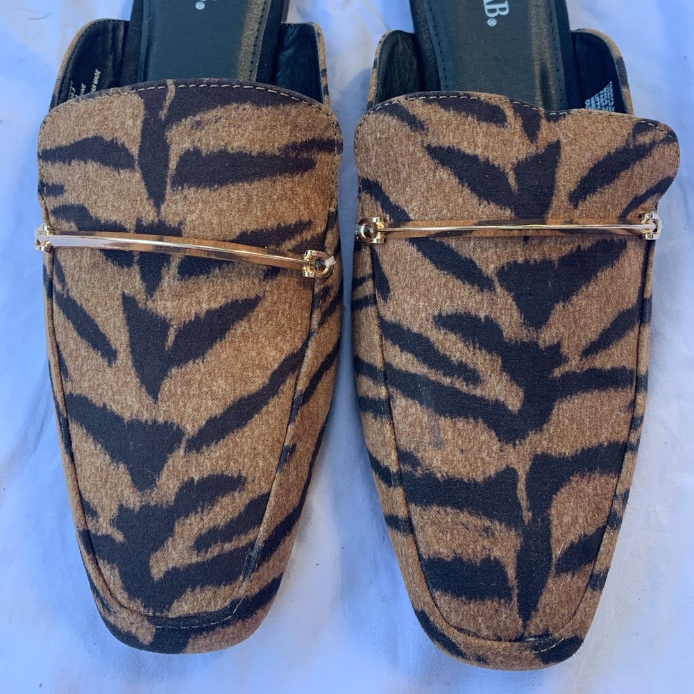 Tiger print slides size 8